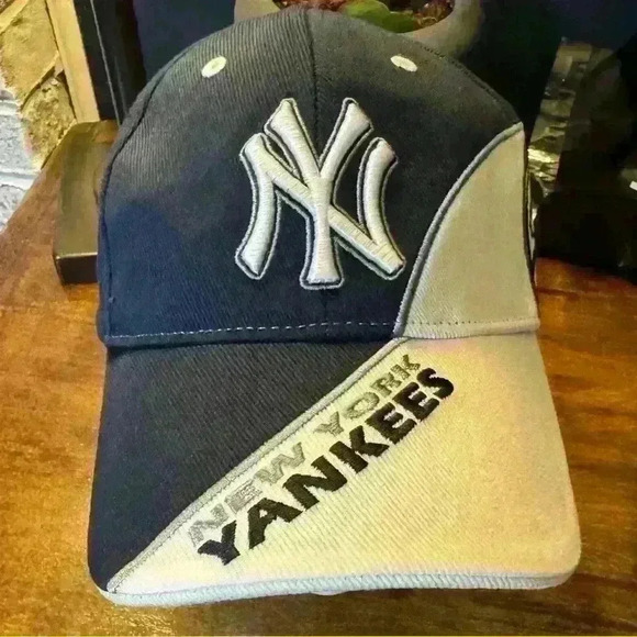 Vintage New York Yankees Strapback Hat Big Side Logo Color Block Fan Favorite - Picture 1 of 12